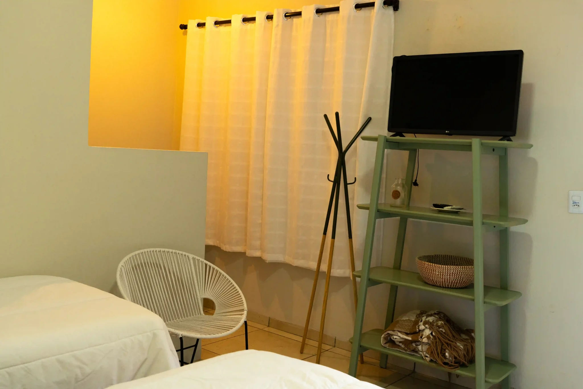 ROOM 4 - TV-otimizado (1)